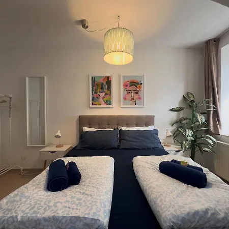 Modern 50sqm Sleeps 4 Free Parking *