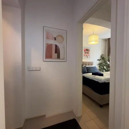 Modern 50sqm Sleeps 4 Free Parking