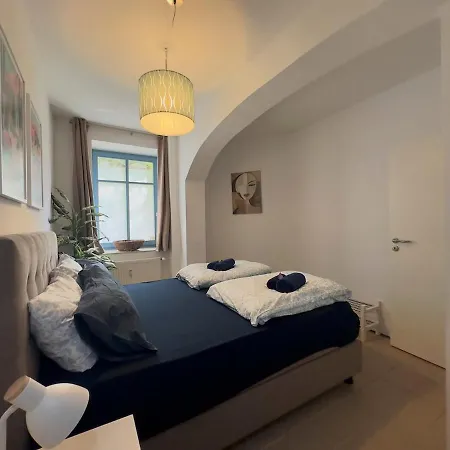 Modern 50sqm Sleeps 4 Free Parking *