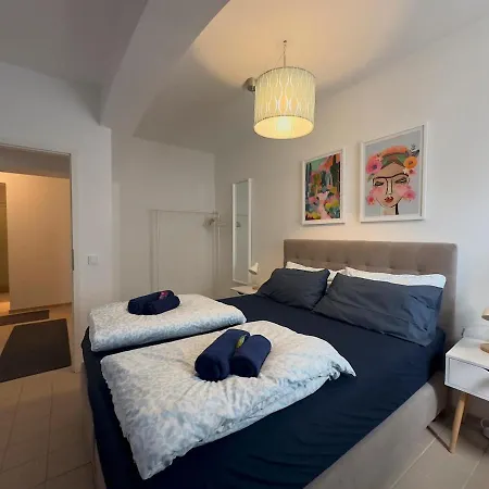 Modern 50sqm Sleeps 4 Free Parking