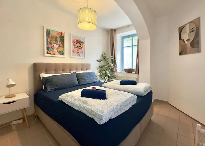 Modern 50sqm Sleeps 4 Free Parking 아파트 *