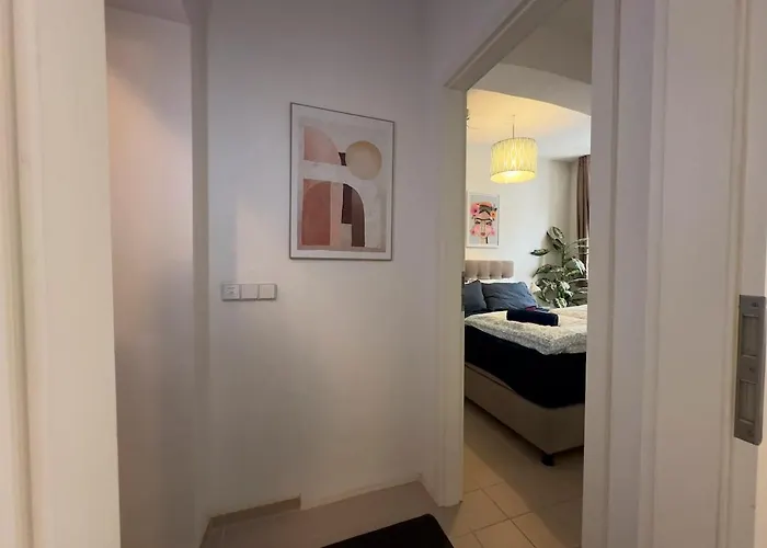 Modern 50sqm Sleeps 4 Free Parking